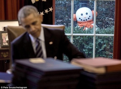 Người tuyết "rình rập" Tổng thống Obama trong Nhà Trắng