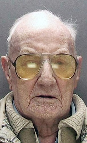 Cụ ông 101 tuổi ngồi tù 13 năm vì lạm dụng tình dục