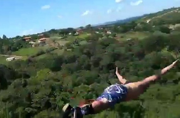 Nhảy bungee từ độ cao 40m, chết tức tưởi vì dây quá dài