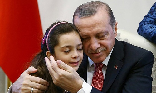 Tổng thống Thổ Nhĩ Kỳ ôm hôn bé gái Syria được giải cứu khỏi Aleppo