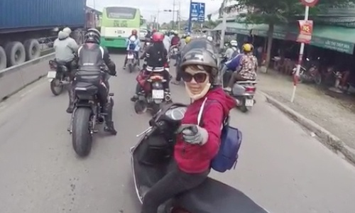 Cô gái chặn đầu mắng biker: "Chạy xe phải có não"