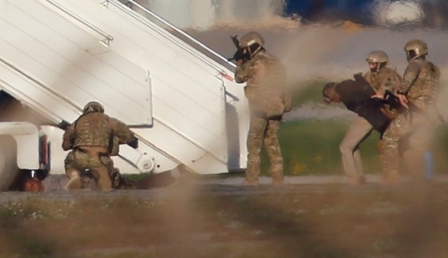 Không tặc trên máy bay Libya dùng lựu đạn, súng giả