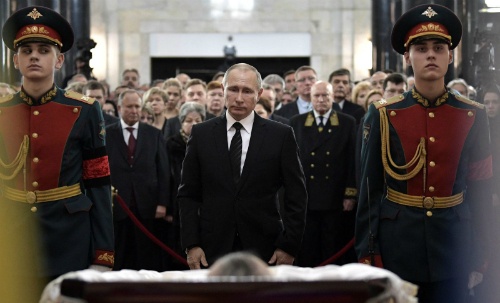 Đằng sau bức ảnh Putin đau buồn tại đám tang đại sứ Nga ở Thổ Nhĩ Kỳ