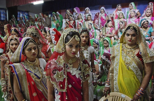 Đại gia kim cương tổ chức đám cưới cho 236 thiếu nữ không cha