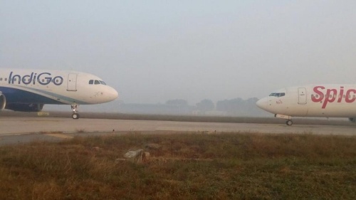 Hai máy bay chở hơn 300 khách suýt đấu đầu nhau