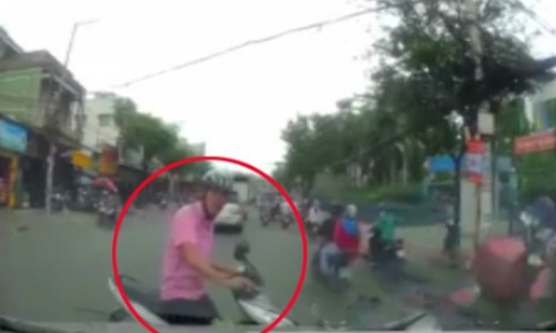 Xe máy chặn đầu dạy dỗ ôtô - "đặc sản" trên đường Việt