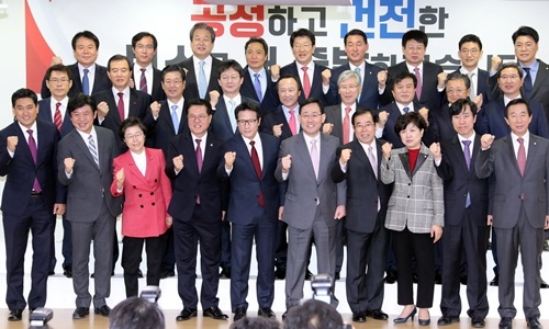 Đảng cầm quyền Hàn Quốc chia tách vì tổng thống bị luận tội