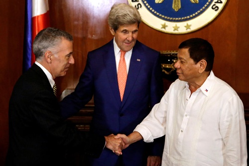 Tổng thống Philippines cáo buộc các đại sứ Mỹ là "gián điệp"