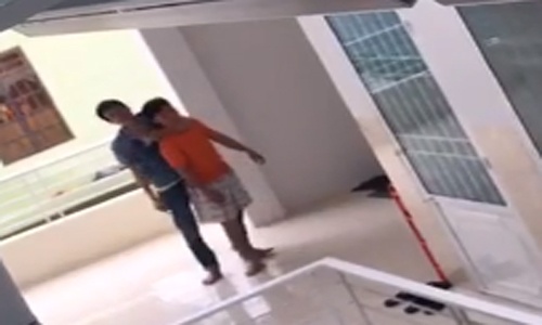Thanh niên cầm dao kề cổ con tin ở Nha Trang