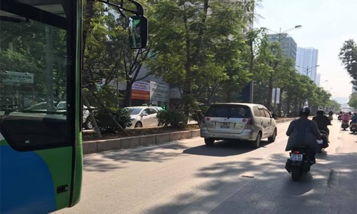 Buýt nhanh BRT bấm còi inh ỏi, Innova vẫn không nhường đường