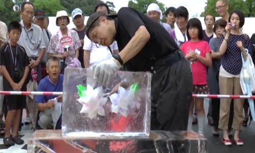 Nghệ nhân Nhật Bản khắc hoa nổi trong tảng băng