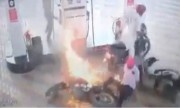 Xe máy bốc cháy khi đang đổ xăng