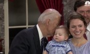 Bé gái cúi đầu, né cái hôn của phó tổng thống Mỹ