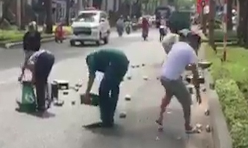 Dân Vũng Tàu gom bia rơi trên đường giúp tài xế xe tải