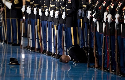 Vì sao lính Mỹ không cứu khi đồng đội ngất trước mặt Obama?