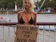 Người mẫu mặc bikini cầm bảng xin tiền người qua đường để nâng ngực