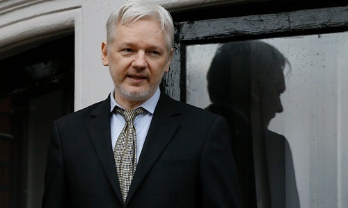 Ông chủ WikiLeaks - tội đồ với Obama, người hùng với Trump