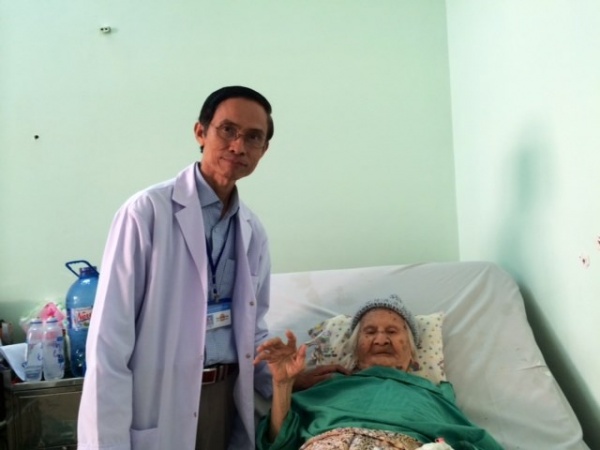Thay khớp háng cứu sống cụ bà 102 tuổi