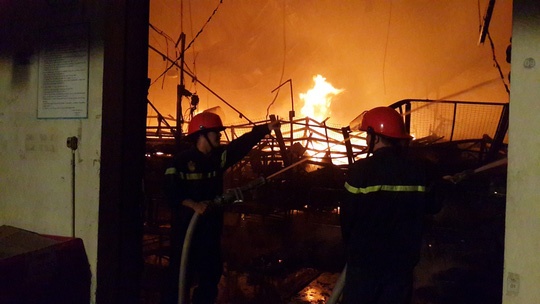 Cháy lớn ở KCN Long Bình, lửa ngùn ngụt trong đêm