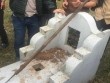 Hàng chục ngôi mộ tại Hà Nội bị đóng đinh và dao