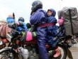 Bố buộc con sau xe máy, vượt 400km để về quê ăn Tết bất chấp đói, rét