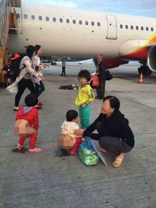 "Choáng" cảnh tụt quần cho trẻ tè bậy cạnh máy bay