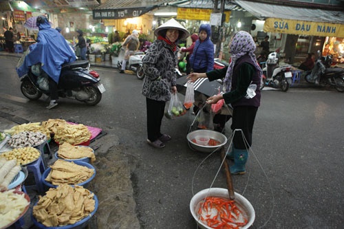 Người Hà Nội tiễn ông Táo về trời sớm trong giá rét, sương mù