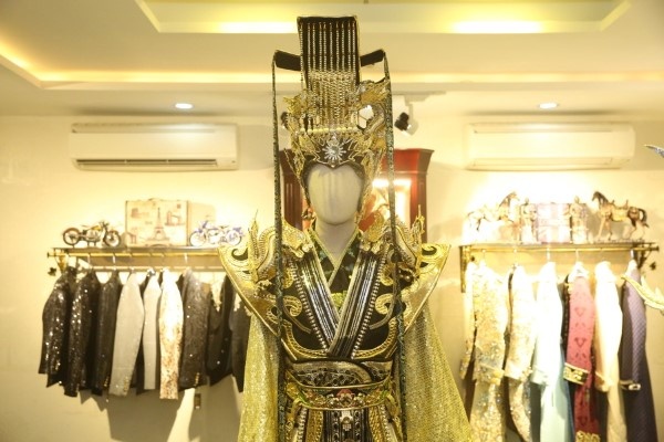 Ngắm gần Hoài Linh gầy gò diện phục trang táo quân nặng hơn 10kg