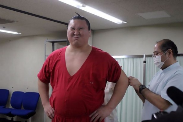 Võ sĩ sumo Nhật Bản nhăn nhó, khóc tu tu khi tiêm phòng cúm