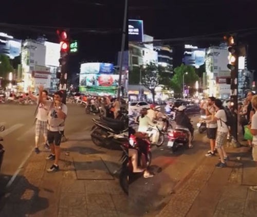 Hai anh Tây lao ra chặn xe máy cho người đi bộ qua đường Sài Gòn