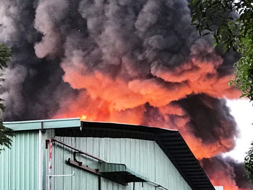 Cháy cực lớn, biển lửa bao trùm kho xưởng ở Sài Gòn