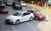 Lùi xe ngang ngược, tài xế BMW tấn công lái xe taxi