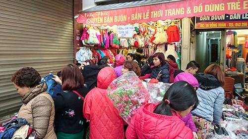 Quần áo "đại hạ giá" dưới 100.000 hút khách phố cổ Hà Nội