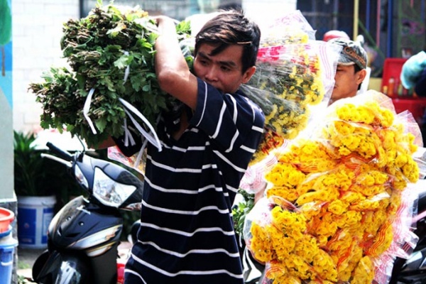 Kiếm chục triệu mỗi ngày ở chợ hoa tươi sầm uất nhất Sài Gòn