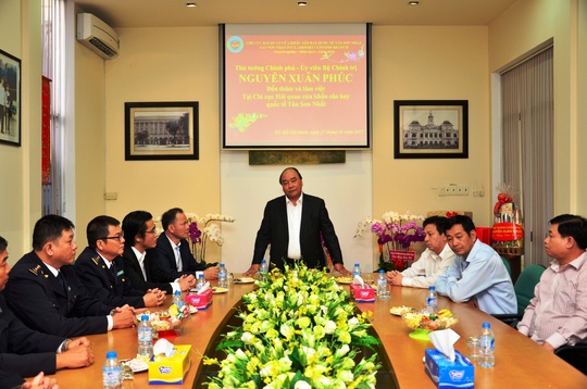 Chiều 30 Tết, Thủ tướng đến thăm Chi cục Hải quan Tân Sơn Nhất