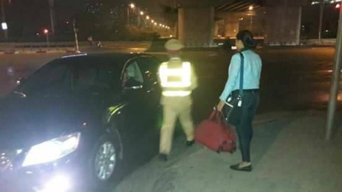 Cảnh sát dùng ôtô đưa người lỡ xe, mất cắp kịp về nhà đón Tết