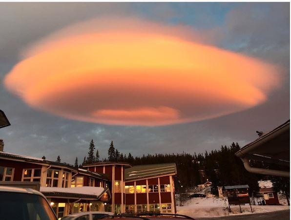 Mây khổng lồ hình UFO “chiếm lĩnh” bầu trời Thuỵ Điển
