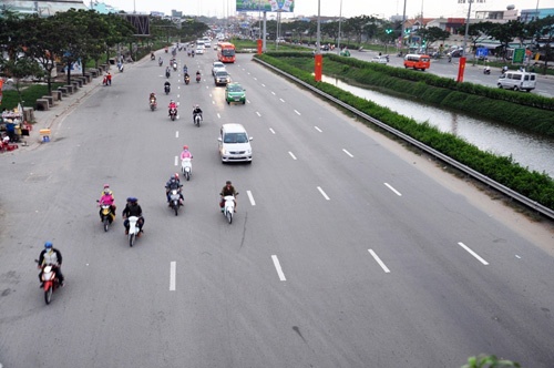 Người dân trở lại Sài Gòn bon bon trên đường phố thông thoáng