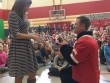 Nữ hiệu trưởng được cầu hôn trước 600 học sinh tiểu học