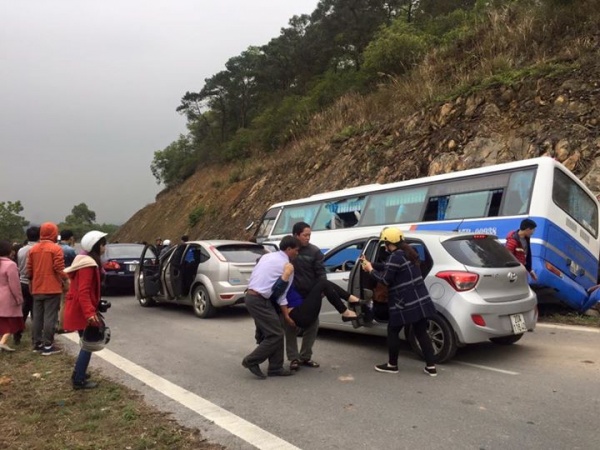 Hà Nội: Xe khách đâm vào vách núi, 1 người tử vong