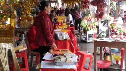 Tràn lan dịch vụ đổi tiền lẻ "ăn chênh" tại đền Hoàng Mười