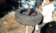 Cậu bé thay lốp ôtô bằng tay khiến người lớn thán phục