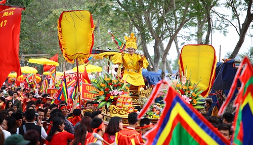 Ngàn người chen chân xem rước "vua sống” ở Hà Nội