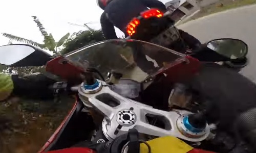 Ducati 128 km/h ngã nhào do đồng đội phanh gấp tránh con gà