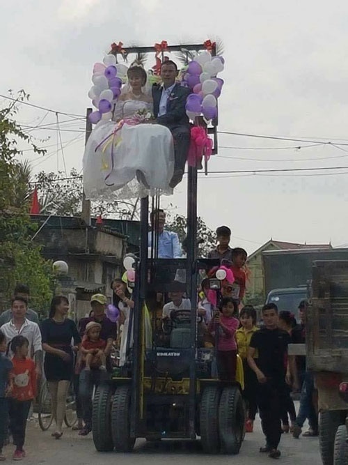 Màn rước dâu kì quặc: Cô dâu chú rể ngồi vắt vẻo trên xe nâng