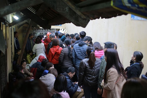 Nghìn người đứng kín đường dự lễ cầu an tại chùa Phúc Khánh