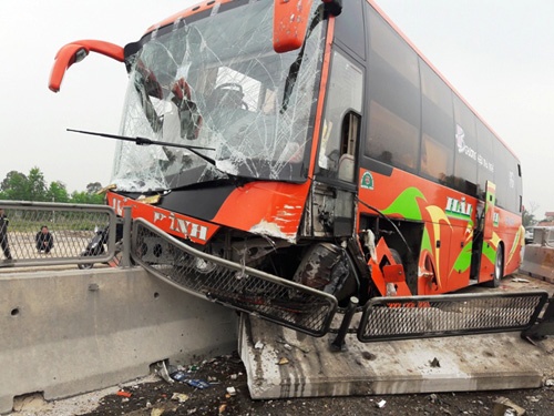 Xe khách nát đầu, hàng chục hành khách kêu cứu