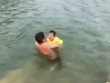 Ném con nhỏ xuống hồ nước tập bơi mặc con gào khóc, ông bố nhận gạch đá dư luận