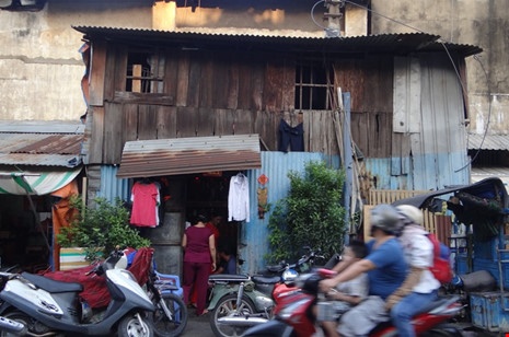 Cận cảnh nhà 15m2 xập xệ có 23 nhân khẩu ở Sài Gòn