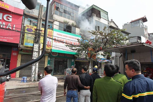 Cháy rụi chuồng cọp 3 tầng giữa Thủ đô, cả khu phố náo loạn